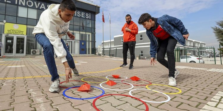 Hayatı mücadelelerle dolu öğretmen öğrencilerine “pes etmemeyi” öğretiyor