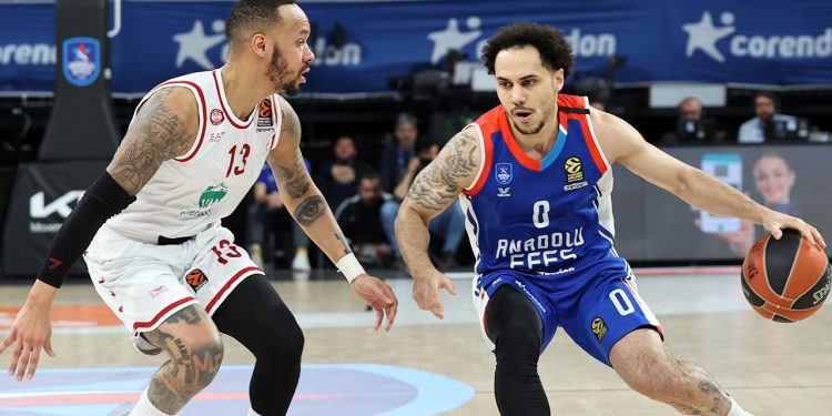 Anadolu Efes evinde kazandı