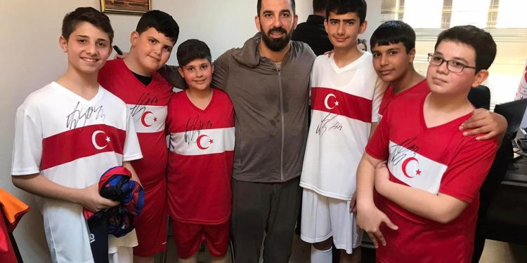 Arda Turan depremzedeler için sahalara döndü
