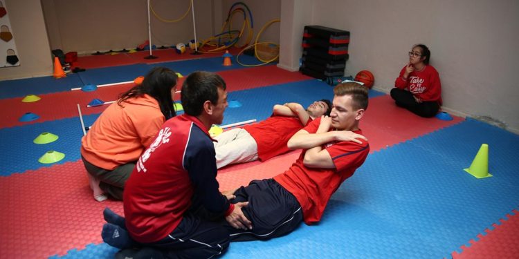 Rakip kulüp antrenman salonunun kapılarını depremzede özel sporculara açtı