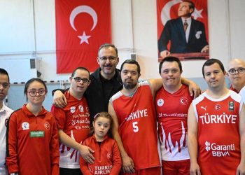 Bakan Kasapoğlu down sendromlu milli sporcularla basketbol oynadı