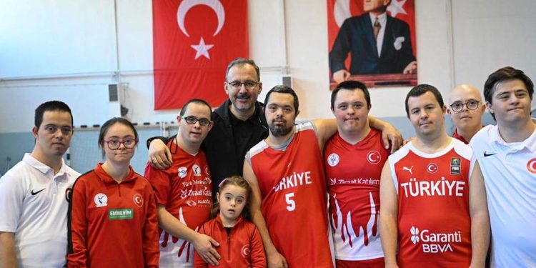 Bakan Kasapoğlu down sendromlu milli sporcularla basketbol oynadı