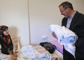 Bakan Kasapoğlu GSB Yurdu’nda doğum yapan depremzedeyi ziyaret etti