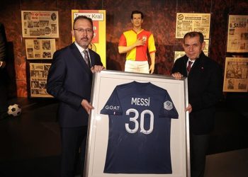 Bakan Kasapoğlu Messi’nin imzalı formasını depremzedeler için bağışladı