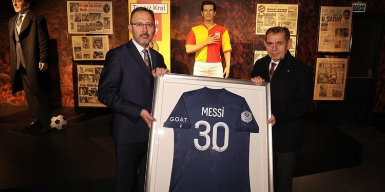 Bakan Kasapoğlu Messi’nin imzalı formasını depremzedeler için bağışladı