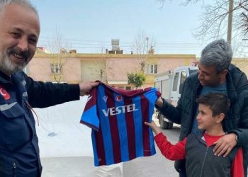Çizdiği resimle Trabzonspor’un dikkatini çeken depremzede çocuğa, Bakasetas’tan imzalı forma