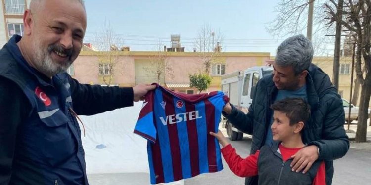 Çizdiği resimle Trabzonspor’un dikkatini çeken depremzede çocuğa, Bakasetas’tan imzalı forma