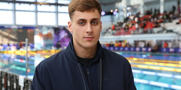 Bulgar yüzücü Miladinov kazandığı madalyayı depremzedeler için sattı