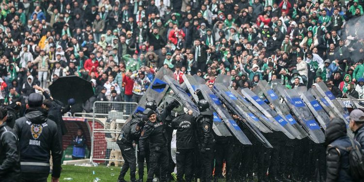 Bursaspor’a 9 maç seyircisiz oynama cezası verildi