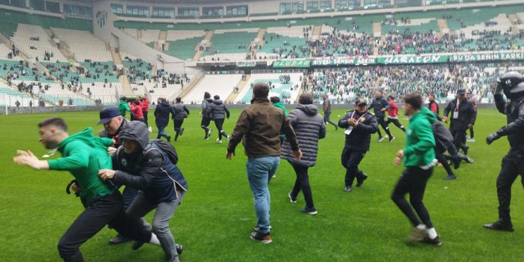 Bursaspor-Amedspor maçı öncesi futbolcular arasında arbede çıktı