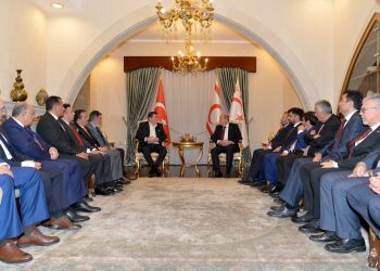 Cumhurbaşkanı Tatar, Türkiye Spor Yazarları Derneği ile Kıbrıs Türk Spor Yazarları Derneği Başkanı ve yönetim kurulu üyelerini kabul etti