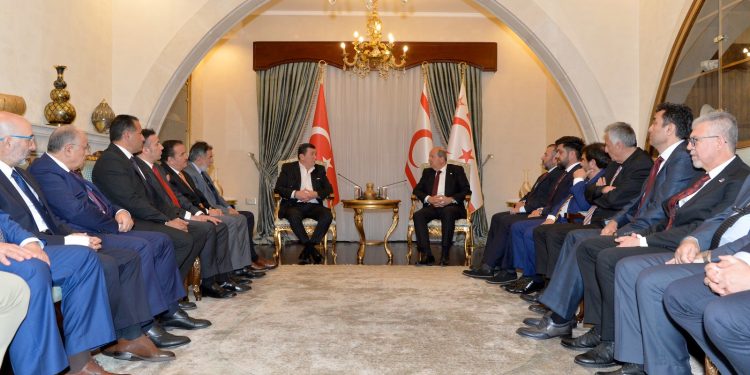 Cumhurbaşkanı Tatar, Türkiye Spor Yazarları Derneği ile Kıbrıs Türk Spor Yazarları Derneği Başkanı ve yönetim kurulu üyelerini kabul etti