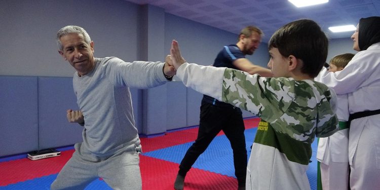 Çocuklar aileleriyle birlikte ‘karateci’ oldu