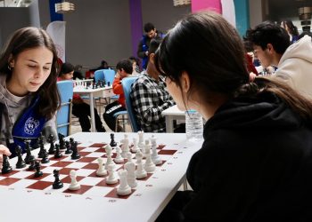 Depremzede çocuk ve gençlere satranç eğitimi veriliyor