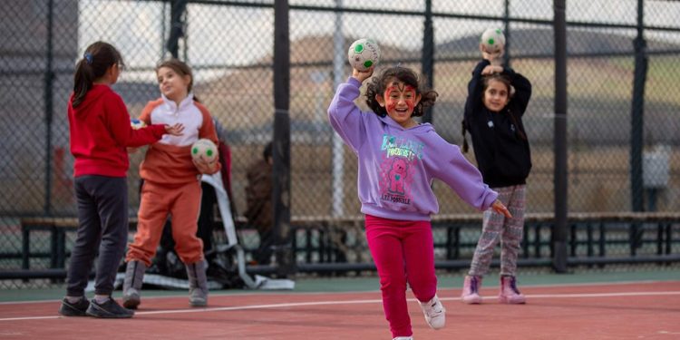 Depremzede çocuklara hentbol dersi veriliyor