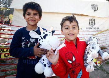 Depremzede çocukların yüzü Beşiktaş taraftarının gönderdiği oyuncaklarla güldü