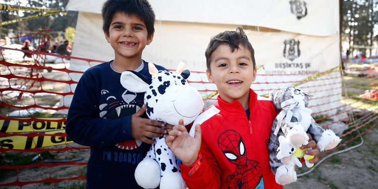 Depremzede çocukların yüzü Beşiktaş taraftarının gönderdiği oyuncaklarla güldü