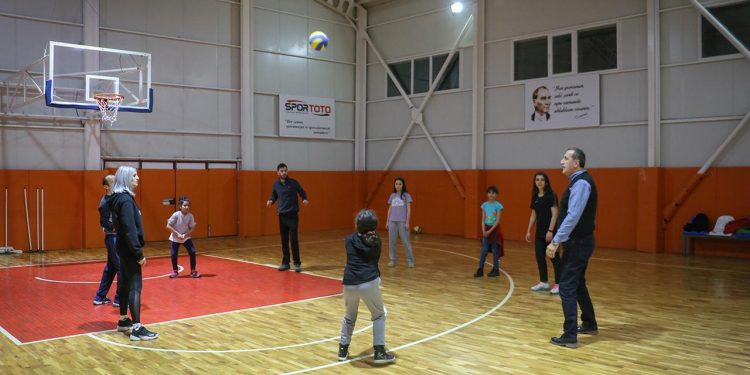 Depremzede çocukların yüzü sporla gülüyor