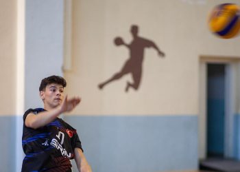 Depremzede genç depremin izlerini voleybolla silmeye çalışıyor