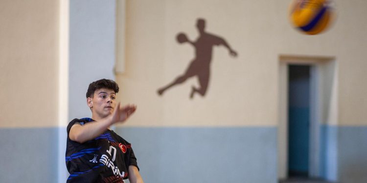 Depremzede genç depremin izlerini voleybolla silmeye çalışıyor