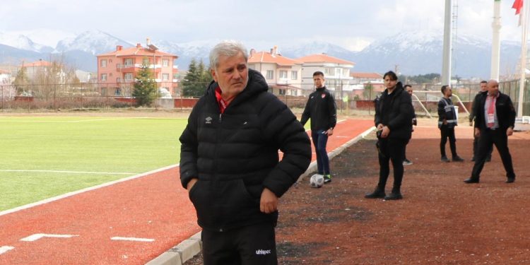 Depremzede teknik direktör sporla hayata tutunuyor