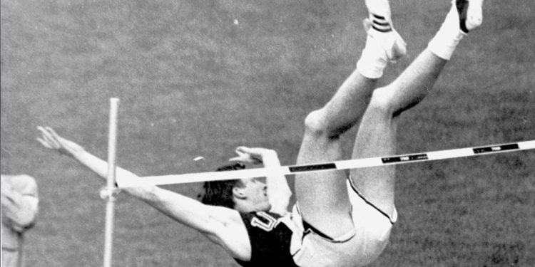Yüksek atlamaya çağ atlatan sporcu Dick Fosbury vefat etti