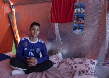 Efe depremden kaçarken Ronaldo albümünü de almayı unutmadı