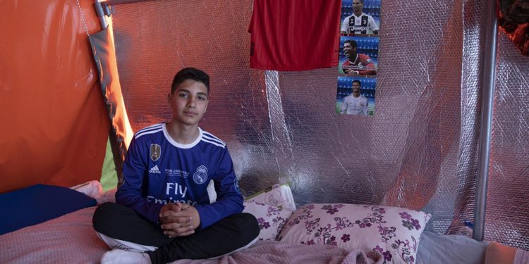 Efe depremden kaçarken Ronaldo albümünü de almayı unutmadı