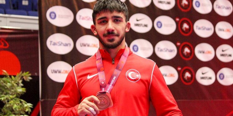 Milli sporcu Emre Kural bronz madalya kazandı