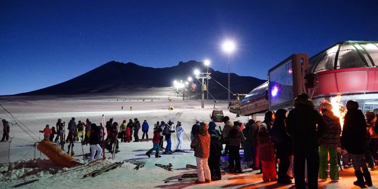 Erciyes Kayak Merkezi’nde gece kayağı devam ediyor