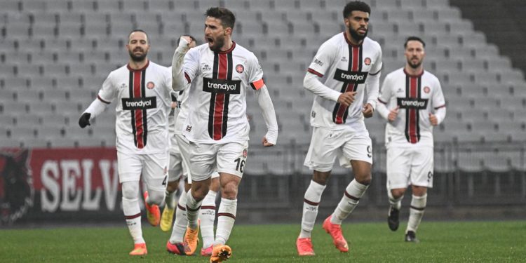 Fatih Karagümrük yenilmezlik serisini 10 maça çıkardı