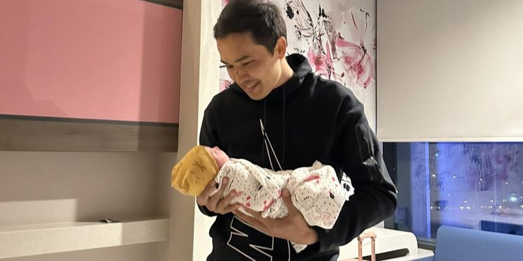 Fatih Karagümrüklü Otabek Shukurov’un babalık sevinci