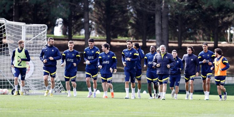 Fenerbahçe’de Sevilla maçının kadrosu şekilleniyor