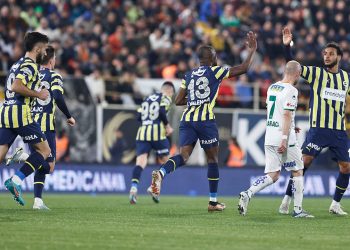 Fenerbahçe geriden gelerek kazandı