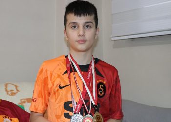 Yürüme güçlüğü çeken Furkan Öztürk’ün bitmeyen futbol aşkı