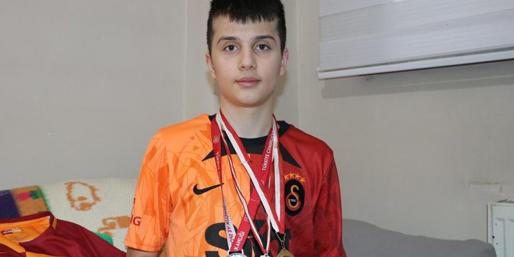 Yürüme güçlüğü çeken Furkan Öztürk’ün bitmeyen futbol aşkı