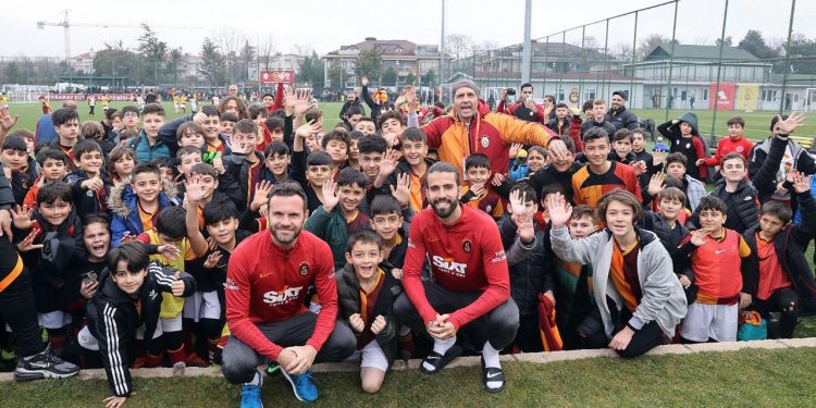 Galatasaraylı futbolculardan “Biz Beraberiz” futbol turnuvasına destek