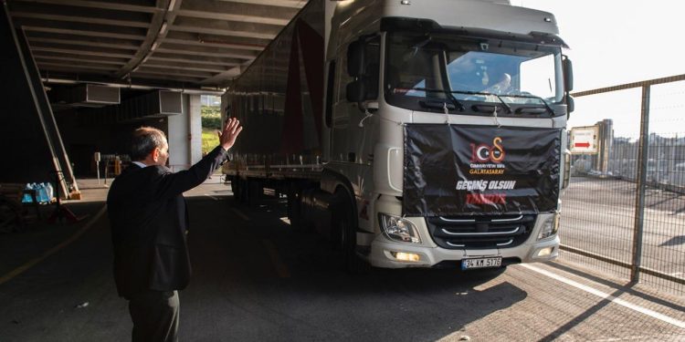 Galatasaray deprem bölgesine 100. tırı gönderdi