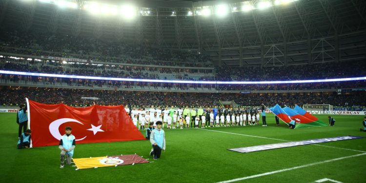 Galatasaray ile Karabağ depremzedeler için sahaya çıktı