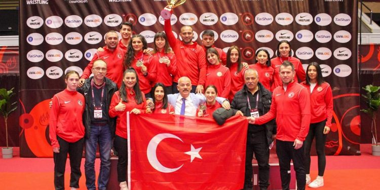 23 Yaş Altı Kadın Güreş Milli Takımı’ndan Avrupa ikinciliği