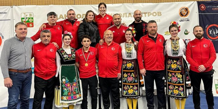 Milli güreşçiler Yasemin Adar ve Ahmet Duman, Bulgaristan’da şampiyon oldu