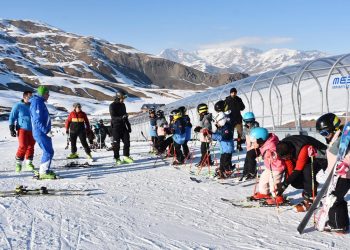 Hakkarili çocuklar “Altyapı Gelişim Projesi” ile kayak öğreniyor