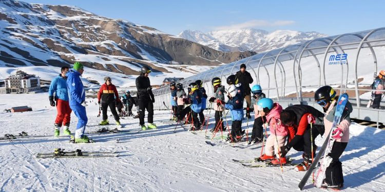 Hakkarili çocuklar “Altyapı Gelişim Projesi” ile kayak öğreniyor