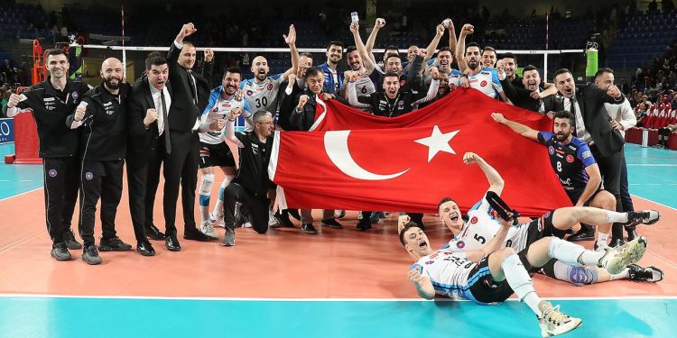 Halkbank 9 yıl sonra yarı finalde