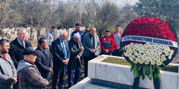 “Halterin Doktor Babası” Savaş Ağaoğlu kabri başında anıldı