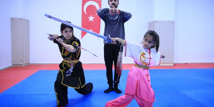 Depremzede kardeşler wushuda madalyalara ulaştı