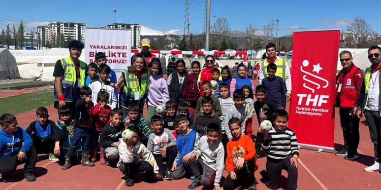 Hentbol gönüllü timi Adıyaman’da depremzede çocuklar ile buluştu