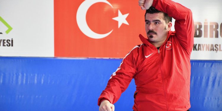 Olimpiyat ve dünya şampiyonu işitme engelli karateci başarısını korumak istiyor