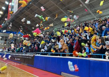 İzmit Belediyesporlu taraftarlardan depremzede çocuklara oyuncak