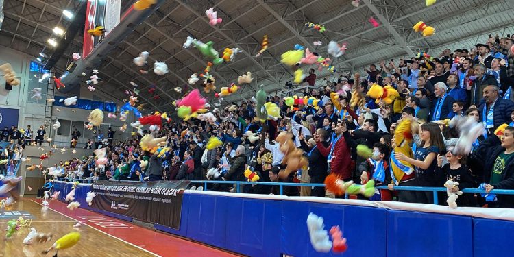 İzmit Belediyesporlu taraftarlardan depremzede çocuklara oyuncak